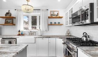 17 Goose Island Rd, Narragansett, RI 02882