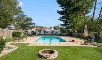 5 Versailles St, Cranston, RI 02920