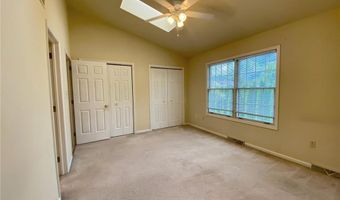 515 Ponds Edge Ln, Allentown, PA 18104