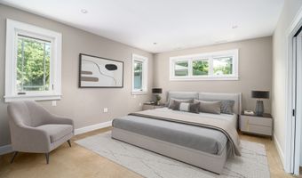13 Kellogg St, Brookfield, CT 06804