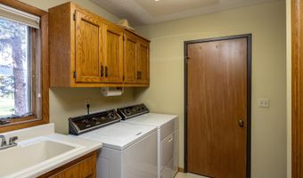 8 FIESTA Ct E, Appleton, WI 54911