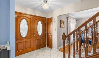 1233 Red Oak Plantation Dr, Ballwin, MO 63021