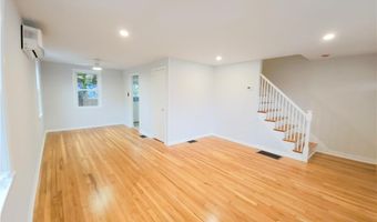 1 Shangri-La Ln, Middletown, RI 02842