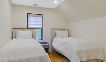 11 Sunshine Ct, Newport, RI 02840