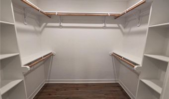 32 E 7th St, Adrian, MO 64720