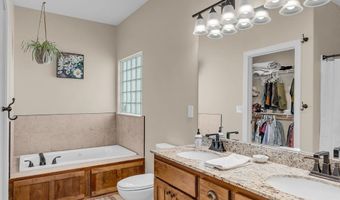16657 Sandstone Cir, Basehor, KS 66007