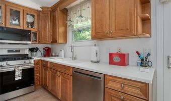 40 Red Oak Dr, Coventry, RI 02816