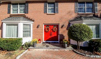 11 Greenknoll Dr, Brookfield, CT 06804