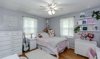 7 Oakcrest Dr, North Providence, RI 02904