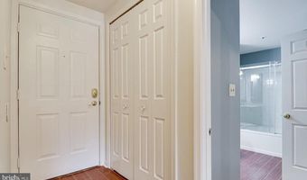 244 S REYNOLDS St 303, Alexandria, VA 22304
