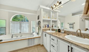 723 Reiten Dr, Ashland, OR 97520