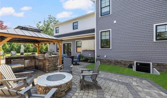 3 Oak St, Middletown, RI 02842