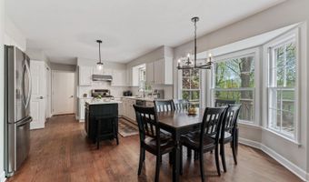 635 Oakview Dr, Algonquin, IL 60102