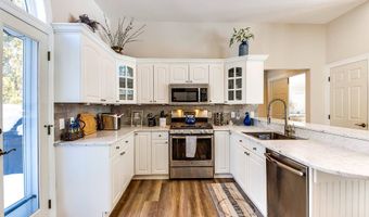 16 Woodedge Cir, Amagansett, NY 11930