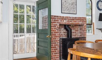 17 Everett St, Newport, RI 02840