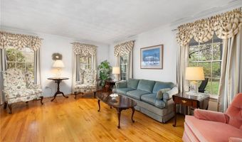 34 Finch Ln, North Kingstown, RI 02874