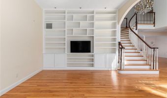 4 Christopher Dr, Lincoln, RI 02865