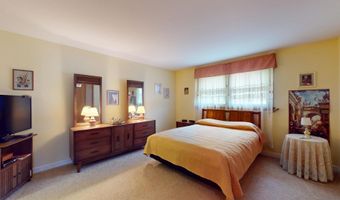 1608 E Crabtree Dr, Arlington Heights, IL 60004