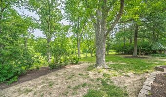 693 Woodrun Ct, Ballwin, MO 63021