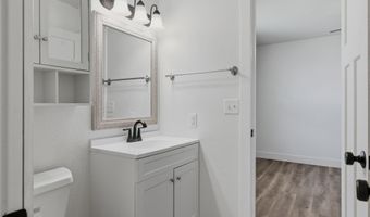 427 N Harrison Ave, Aurora, MO 65605
