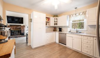 2 Greenview Rd, Brookfield, CT 06804