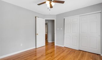 821 Heatherhaven Dr, Ballwin, MO 63011