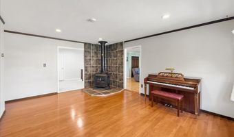 654 E Woodbridge Ave E, Avenel, NJ 07001