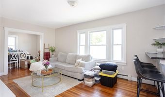 2 Bedlow Ave, Newport, RI 02840