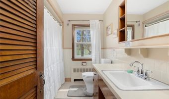 9 Valley Dr, Bristol, RI 02809