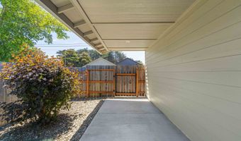 860 1ST St SE, Bandon, OR 97411