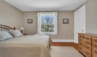 4 Van Zandt Ave, Newport, RI 02840