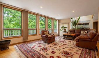 4 High Mountain Trl, Bayonne, NJ 07035