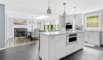 20 Beechwood Dr, Cranston, RI 02921