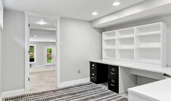884 Village Brook Ct, Ballwin, MO 63021