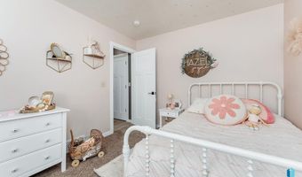 208 W Chapelwood Dr, Brandon, SD 57005