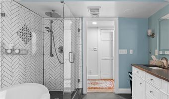 123 Beacon St, Middletown, RI 02842