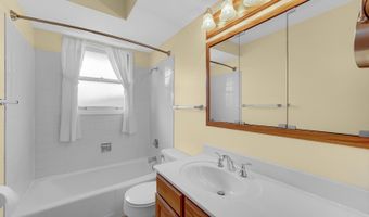 2042 W Spring Ridge Dr, Arlington Heights, IL 60004
