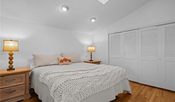 24 GREENWOOD Ln, Lincoln, RI 02865