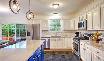 29 Lake Ave, Barrington, RI 02806