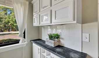 132 Point Of Woods Dr, Albany, NY 12203