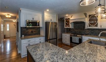 300 Lakeview Cir, Aurora, OH 44202
