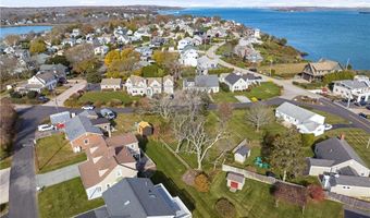 21 Namcook Rd, Narragansett, RI 02882