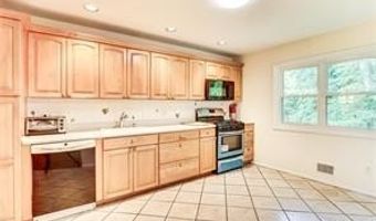 8 Apple Blossom Ct, Airmont, NY 10952