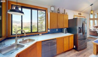 98393 E COUGAR Ln, Brookings, OR 97415