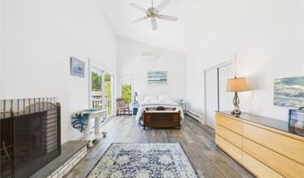 34 Beach Plum Rd, Narragansett, RI 02882