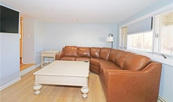12 Draper Ave, Middletown, RI 02842