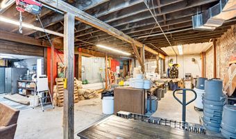 33 W Olive St, Aurora, MO 65605