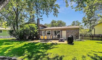 318 W Hackberry Dr, Arlington Heights, IL 60004