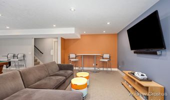 10 Fox Point Ct, Ada, MI 49301