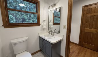 8 Phoebee Ln, Brookfield, CT 06804